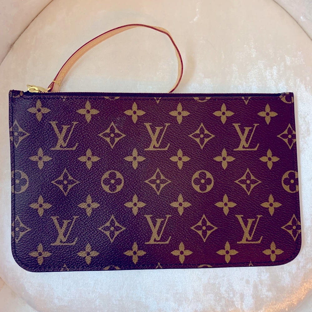 🎀 Brand new Louis Vuitton pouchette 🎀